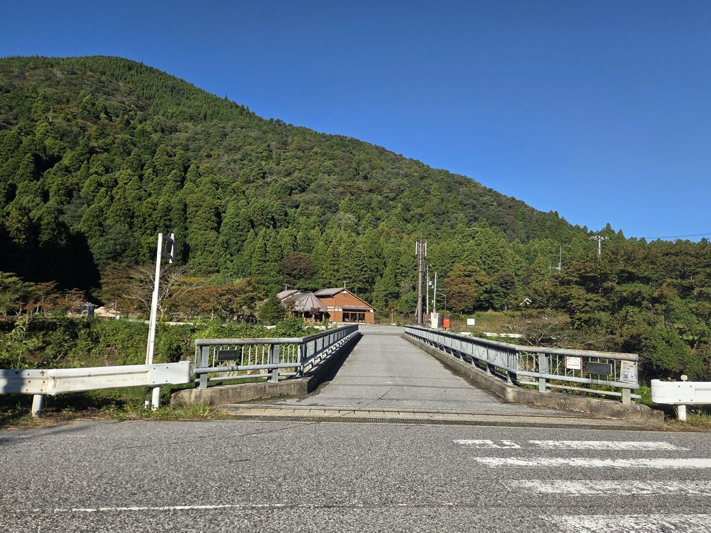 橋の手前から見た、橋と奥の山並み