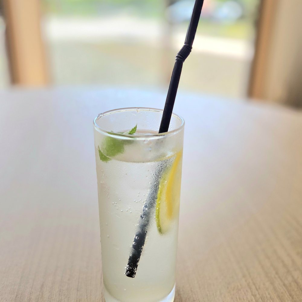 レモンを添えた冷たいドリンク