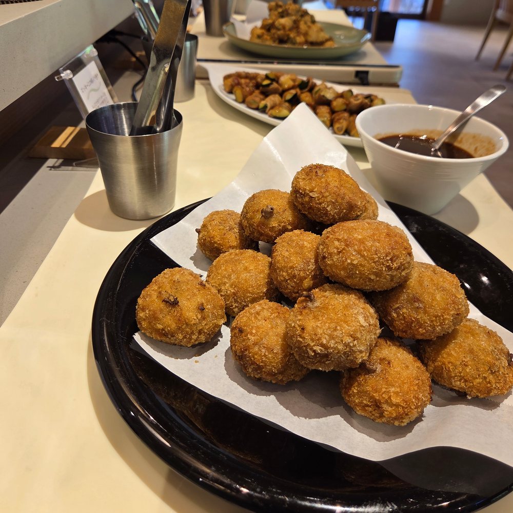 ビュッフェ台に並ぶ揚げたての料理