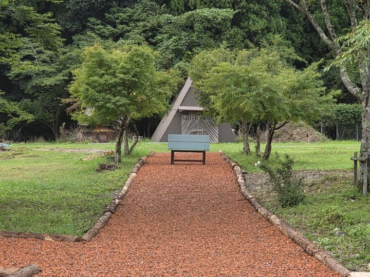 散歩道と三角屋根の小屋