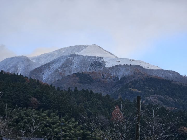 雪をかぶった伊吹山（初冬）