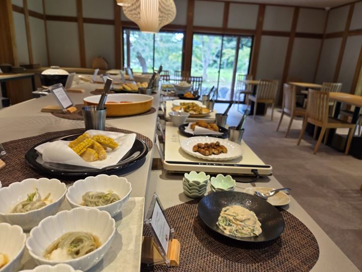 広い店内のビュッフェ台（秋）