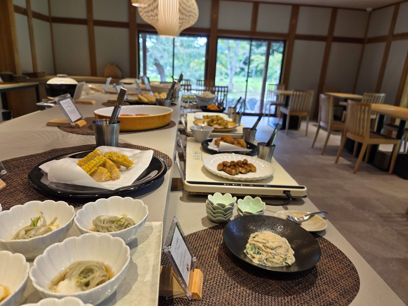 広い窓の店内にビュッフェ台が並ぶ