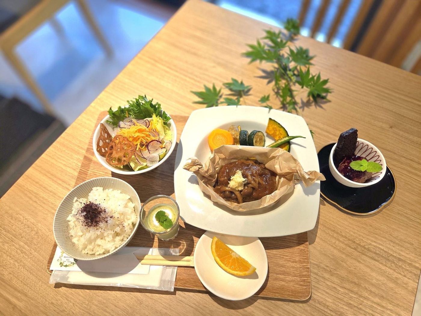 小鉢と主菜を盛り合わせたワンプレートランチ