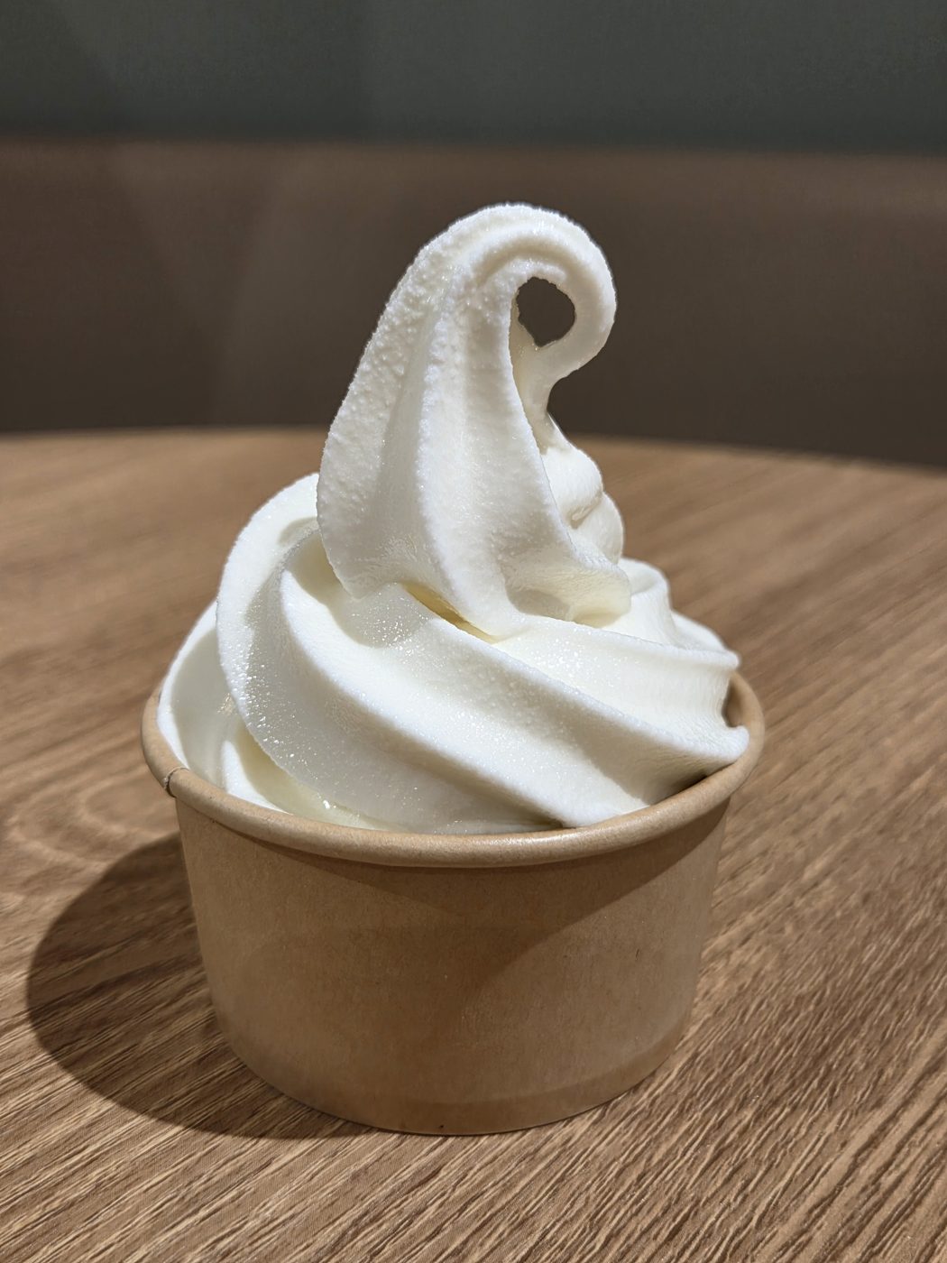 紙のカップに入った、無添加のソフトクリーム