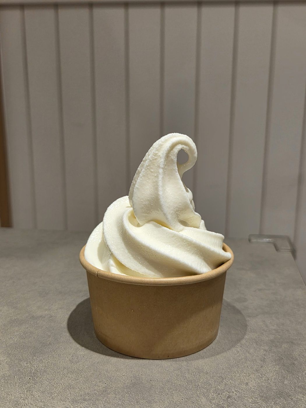 紙のカップに入った、無添加のソフトクリーム